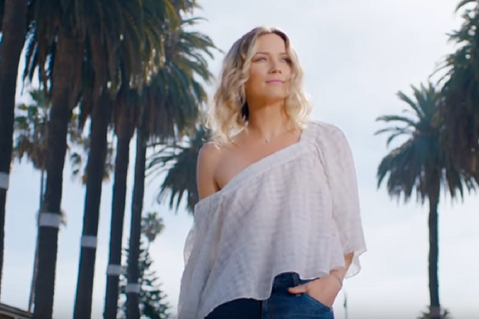 Jennifer Nettles Debuts ‘Hey Heartbreak’ Music Video